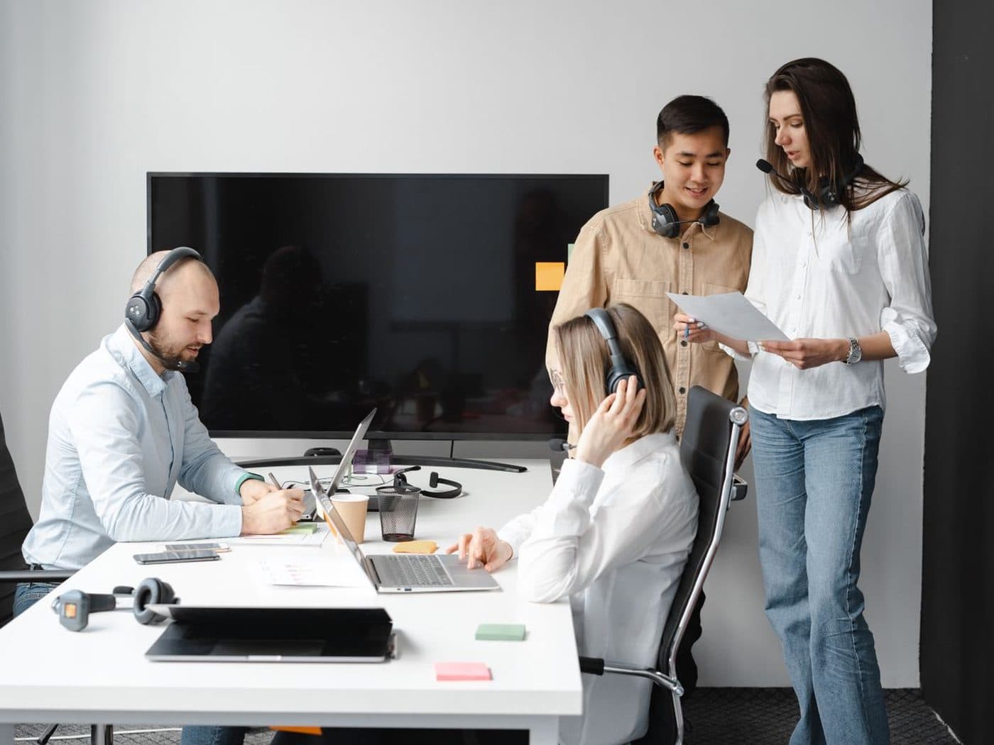 Equipe discute um fluxo da operação diante de anotações